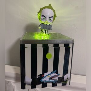 Beetlejuice tin Popcorn Bucket Betelgeuse Lights Up, Top is a BOBBLEHEAD -Super!
